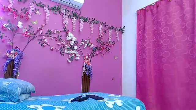 skinnybarbie022 online show from May 11, 12:49 am