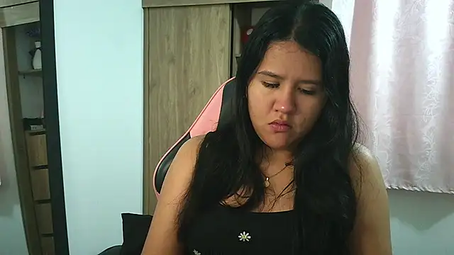 Oliviawatson1 online show from December 4, 1:09 pm