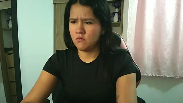 Oliviawatson1 online show from December 5, 1:09 pm