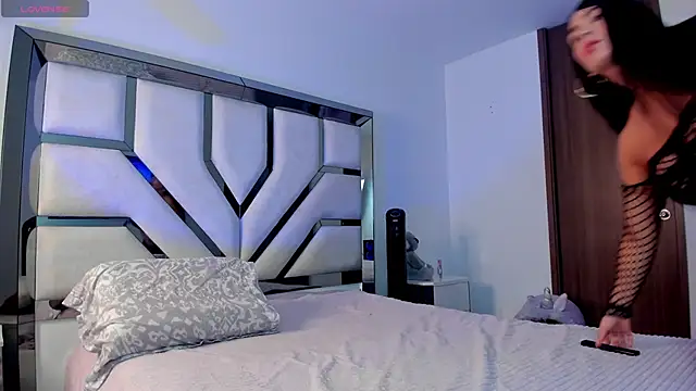 Michelle Ferrerr online show from December 16, 11:15 am