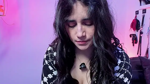 elowen halley1 online show from February 17, 8:26 pm