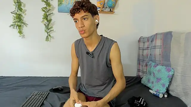 Snapshot of Peterfrost19 chatting on October 1, 10:05 pm Peterfrost19 online show from October 1, 10:05 pm