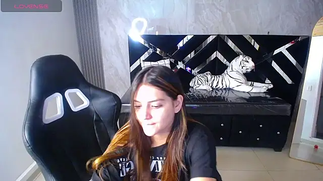 Snapshot of emily_cooper_t chatting on September 17, 3:08 am emily cooper t online show from September 17, 3:08 am