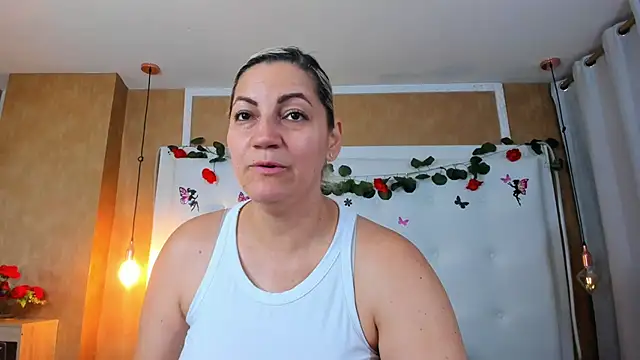 Snapshot of Heidy_milf chatting on February 16, 8:16 pm Heidy milf online show from February 16, 8:16 pm