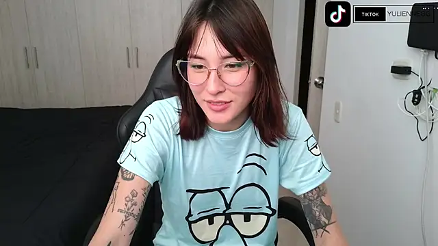 Snapshot of Yulienneg chatting on November 6, 7:48 pm Yulienneg online show from November 6, 7:48 pm