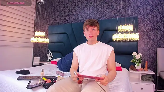 Snapshot of TaylerWhite chatting on February 3, 12:10 pm TaylerWhite online show from February 3, 12:10 pm