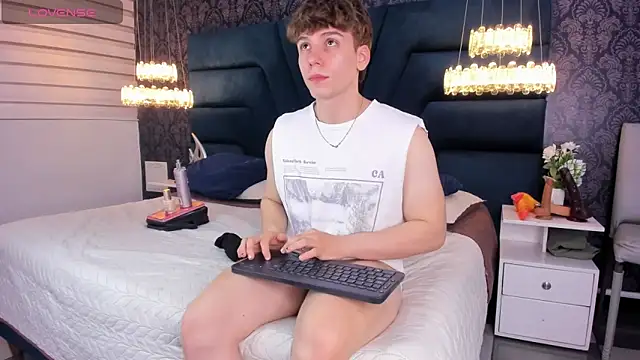 Snapshot of TaylerWhite chatting on February 11, 11:48 am TaylerWhite online show from February 11, 11:48 am