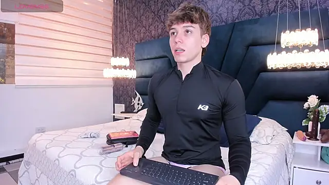 Snapshot of TaylerWhite chatting on February 12, 12:00 pm TaylerWhite online show from February 12, 12:00 pm