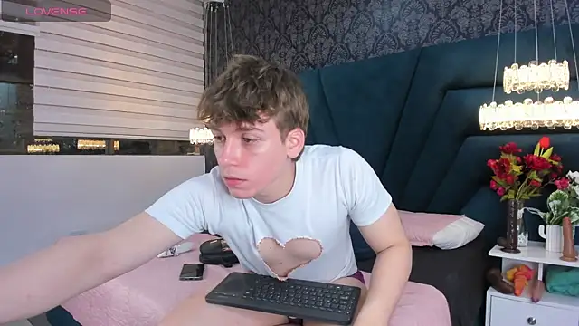 Snapshot of TaylerWhite chatting on February 20, 11:32 am TaylerWhite online show from February 20, 11:32 am