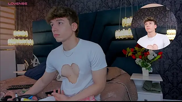 Snapshot of TaylerWhite chatting on March 1, 11:45 am TaylerWhite online show from March 1, 11:45 am