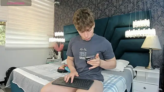 Snapshot of TaylerWhite chatting on June 14, 12:29 pm TaylerWhite online show from June 14, 12:29 pm