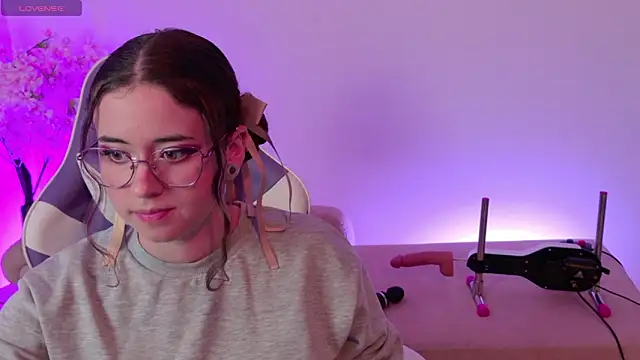 Mia wee online show from February 16, 6:59 pm