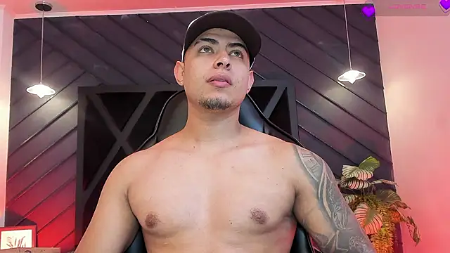 Snapshot of marco_garciia_ chatting on February 5, 11:20 pm marco garciia online show from February 5, 11:20 pm