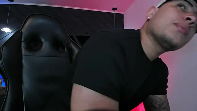 Snapshot of marco_garciia_ chatting on February 18, 11:11 pm marco garciia online show from February 18, 11:11 pm