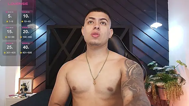 Snapshot of marco_garciia_ chatting on February 21, 11:17 pm marco garciia online show from February 21, 11:17 pm