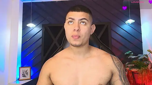 Snapshot of marco_garciia_ chatting on March 2, 11:33 pm marco garciia online show from March 2, 11:33 pm