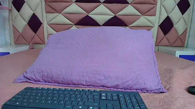 Snapshot of valecastro_ chatting on October 6, 7:22 pm valecastro  online show from October 6, 7:22 pm