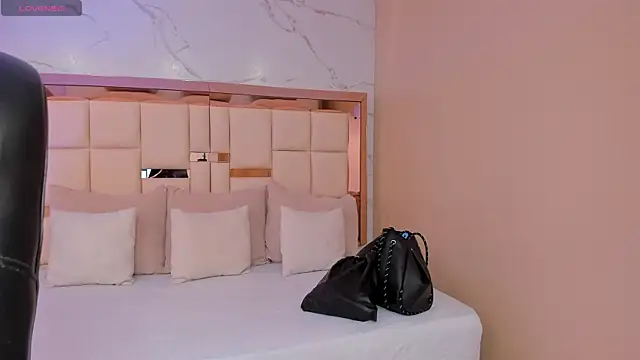 Snapshot of julieta_rosee chatting on April 8, 9:37 pm julieta rosee online show from April 8, 9:37 pm