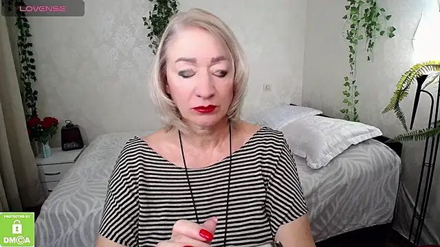 hunters woman online show from October 12, 5:01 pm