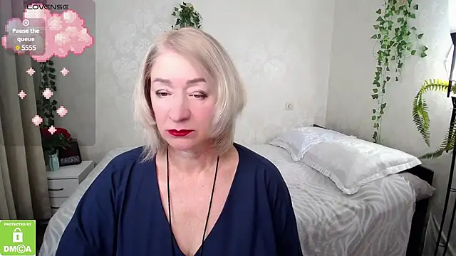 hunters woman online show from October 14, 1:23 pm