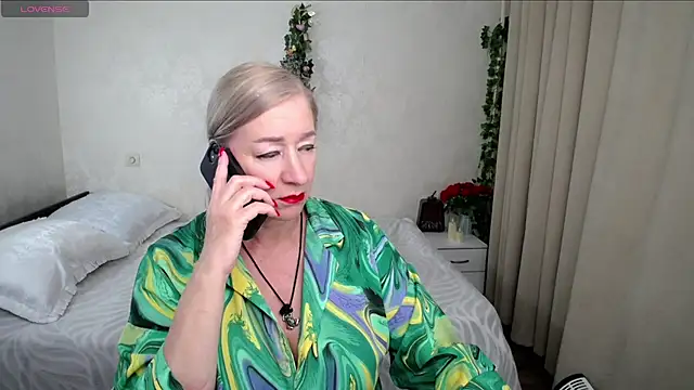 hunters woman online show from July 12, 4:09 pm