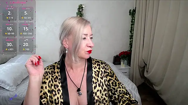 hunters woman online show from July 19, 4:00 pm