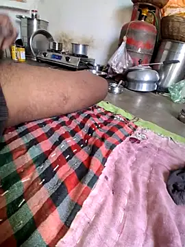 Snapshot of RAYI_Queen_3 chatting on December 15, 4:06 am RAYI Queen 3 online show from December 15, 4:06 am