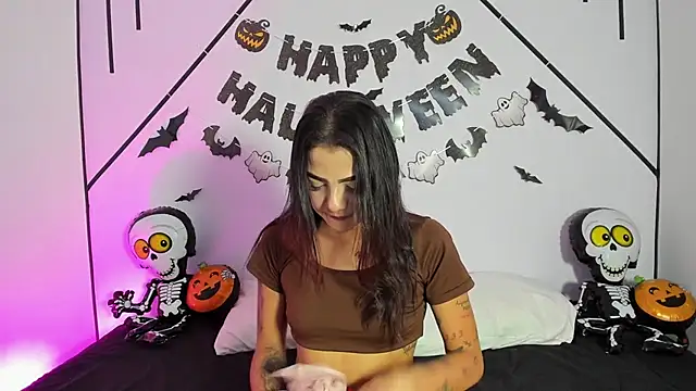 MiahCornell  online show from November 1, 7:05 pm