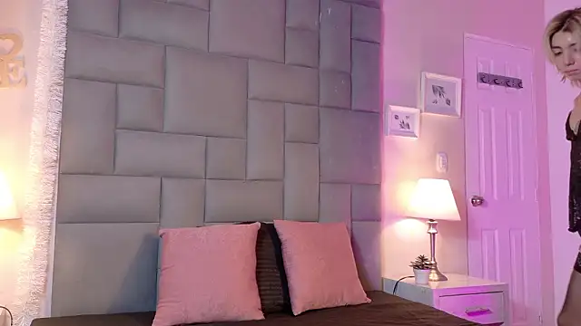 Snapshot of Noah_Bells chatting on February 27, 1:00 pm Noah Bells online show from February 27, 1:00 pm