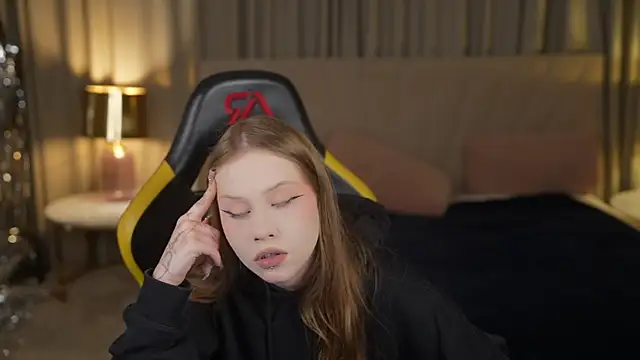 Snapshot of Esmie_Smile chatting on September 19, 10:32 pm Esmie Smile online show from September 19, 10:32 pm