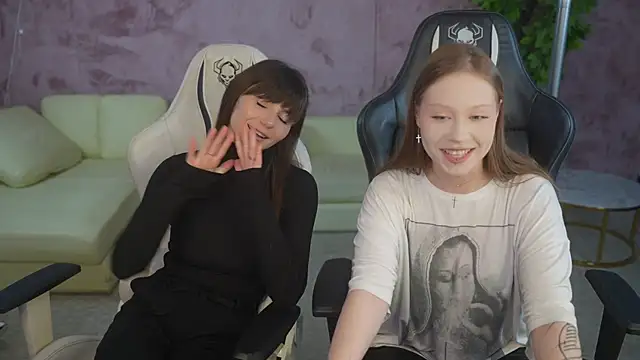 Snapshot of Esmie_Smile chatting on November 1, 3:36 pm Esmie Smile online show from November 1, 3:36 pm