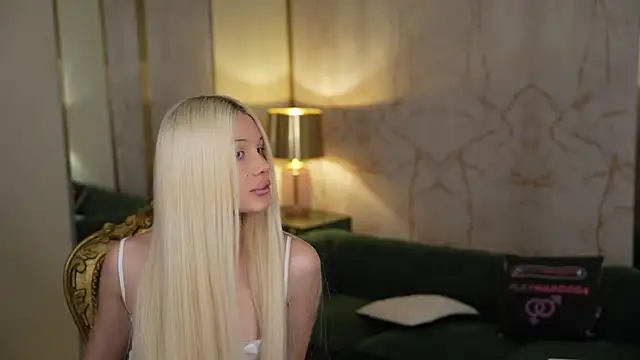 Snapshot of Esmie_Smile chatting on November 7, 4:07 pm Esmie Smile online show from November 7, 4:07 pm