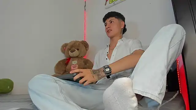 Mateo Escobar online show from November 13, 10:30 pm