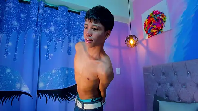 Snapshot of MaxiWildd chatting on January 16, 1:04 pm MaxiWildd online show from January 16, 1:04 pm