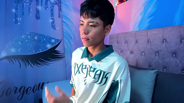 Snapshot of MaxiWildd chatting on February 4, 12:33 pm MaxiWildd online show from February 4, 12:33 pm