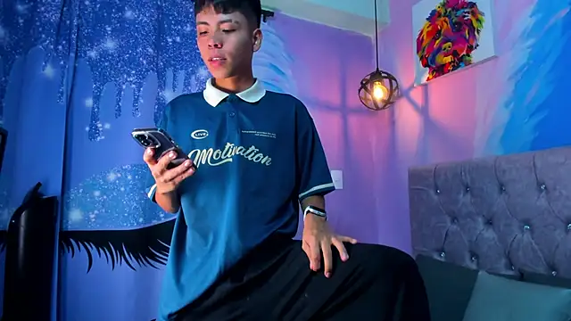 Snapshot of MaxiWildd chatting on February 11, 12:43 pm MaxiWildd online show from February 11, 12:43 pm