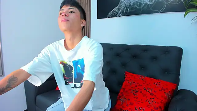 Snapshot of MaxiWildd chatting on February 19, 12:34 pm MaxiWildd online show from February 19, 12:34 pm