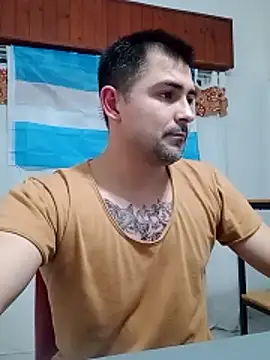Snapshot of Bradd_32 chatting on June 19, 2:49 am Bradd 32 online show from June 19, 2:49 am