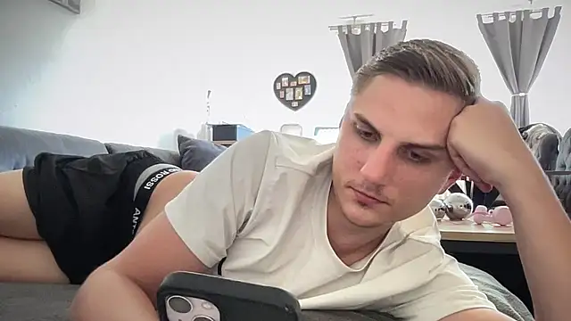 Snapshot of Sweetbooy90 chatting on May 22, 1:06 pm Sweetbooy90 online show from May 22, 1:06 pm