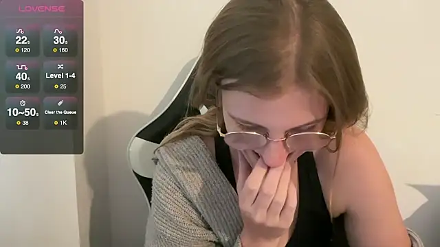 BustyKellyXXX online show from October 31, 11:33 am