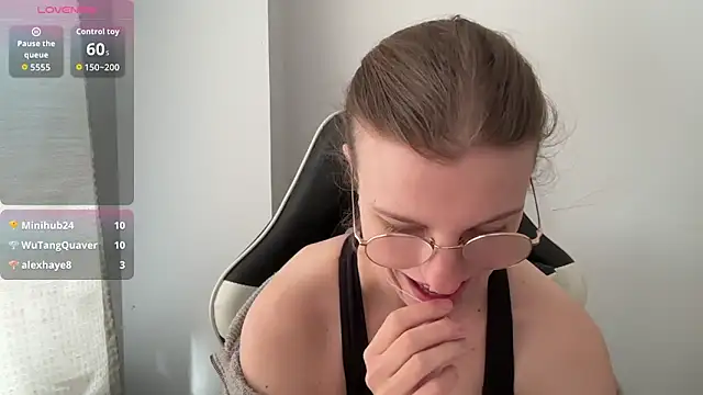 BustyKellyXXX online show from April 16, 8:04 am