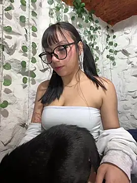 Snapshot of Maddy_w chatting on May 17, 3:26 am Maddy w online show from May 17, 3:26 am