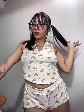 Snapshot of Maddy_w chatting on June 18, 3:51 am Maddy w online show from June 18, 3:51 am