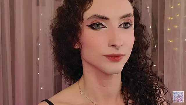 Snapshot of Queen_of_tease chatting on September 27, 7:41 pm Queen of tease online show from September 27, 7:41 pm