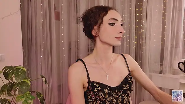 Snapshot of Queen_of_tease chatting on October 13, 4:51 pm Queen of tease online show from October 13, 4:51 pm