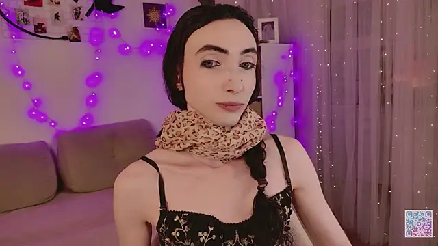 Snapshot of Queen_of_tease chatting on May 10, 2:28 am Queen of tease online show from May 10, 2:28 am