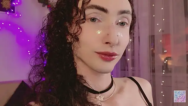 Snapshot of Queen_of_tease chatting on June 2, 4:47 am Queen of tease online show from June 2, 4:47 am