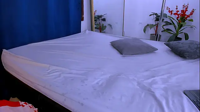 nahomy ryans online show from December 15, 4:11 pm