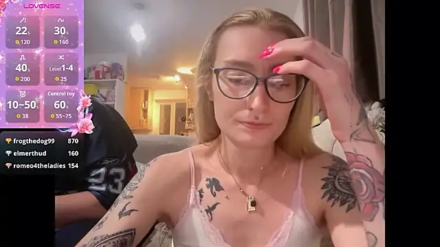 Snapshot of harleyblair chatting on April 23, 10:01 pm harleyblair online show from April 23, 10:01 pm