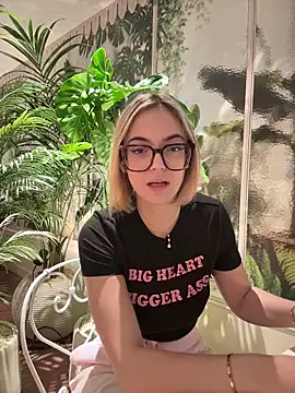 zoeypink online show from February 12, 7:36 am